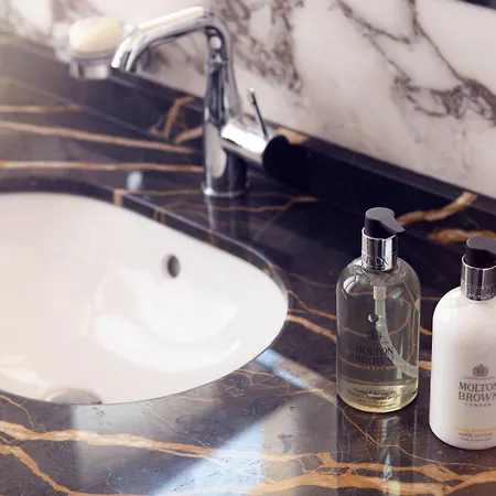 Allure & 4* プラハ